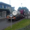 Nederlandse vrachtwagens met verarmd uranium containers rijden het terrein van Urenco Gronau op.