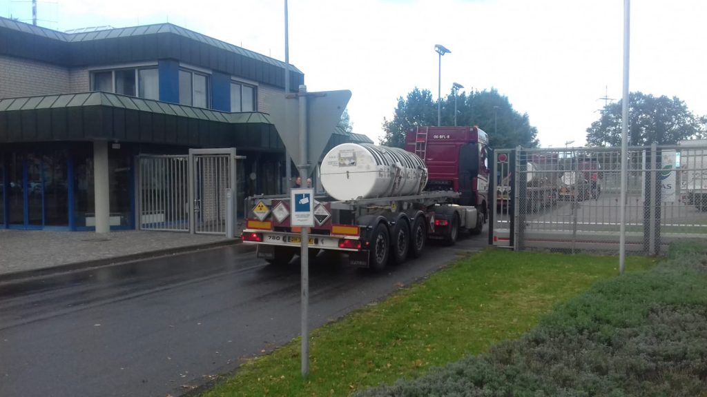 Nederlandse vrachtwagens met verarmd uranium containers rijden het terrein van Urenco Gronau op.
