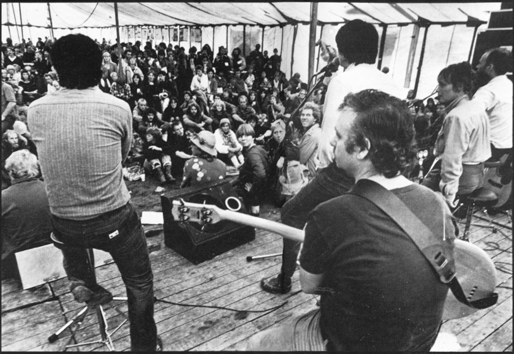 foto optreden tijdens Dodewaard-gaat-dicht-actie in Sept. 1981